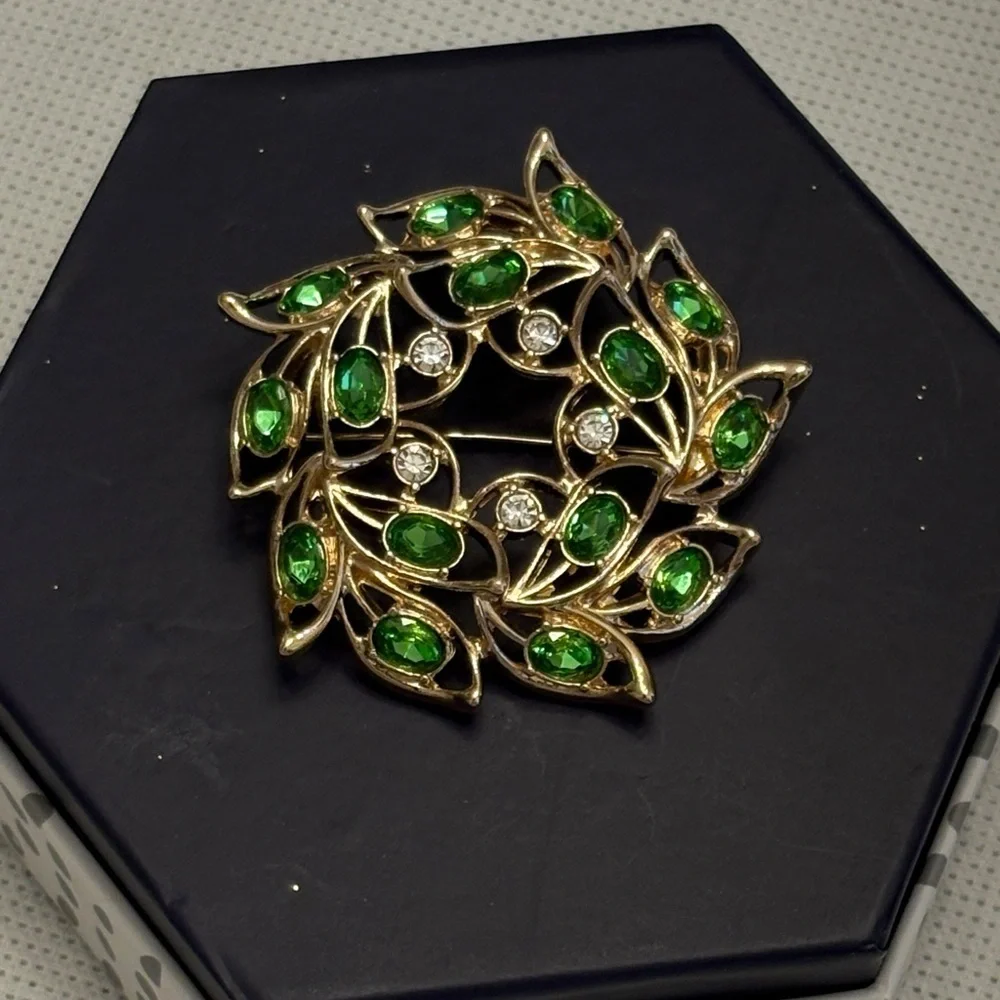 Avon Fashions Elegant Gold and Green Leaf Brooch NNT Rhinestones